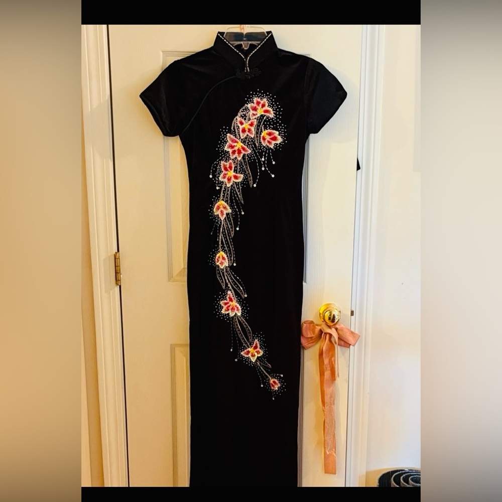 Elegant Black Velvet Floral and Beaded Cheongsam